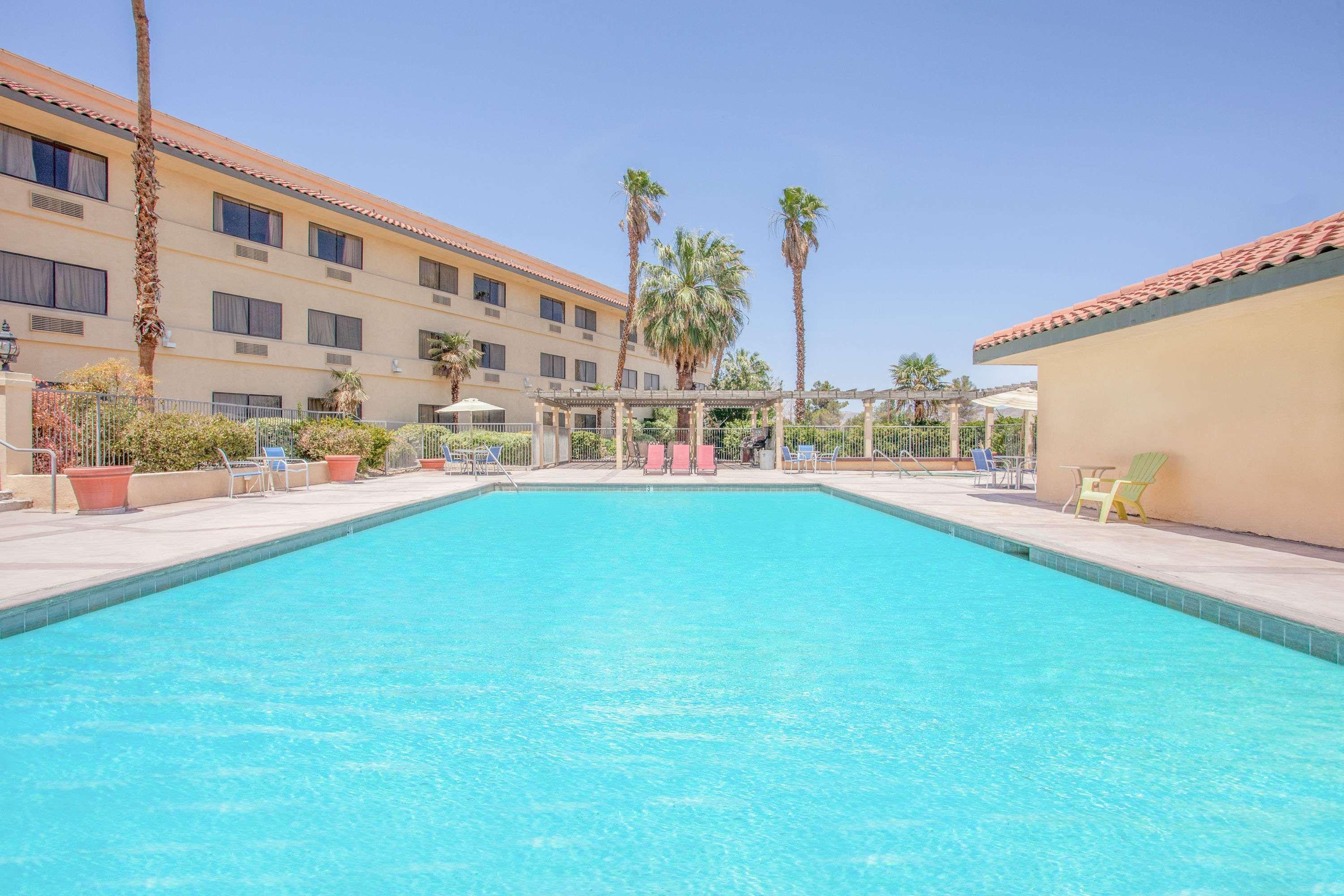 Ramada By Wyndham Barstow Hotel Ngoại thất bức ảnh